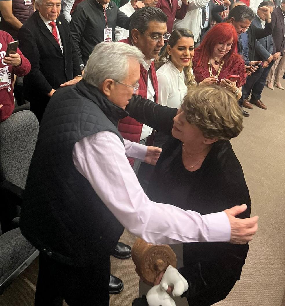 rochamoya_'s tweet photo. Mi querida @delfinagomeza, es un gusto para mí acompañarte en tu registro como candidata a la gubernatura del #EdoMex. Conozco tu trayectoria y convicción de consolidar la transformación en México y sé que trabajarás incansablemente por el bienestar de las y los mexiquenses. https://t.co/HFJAddqJCC