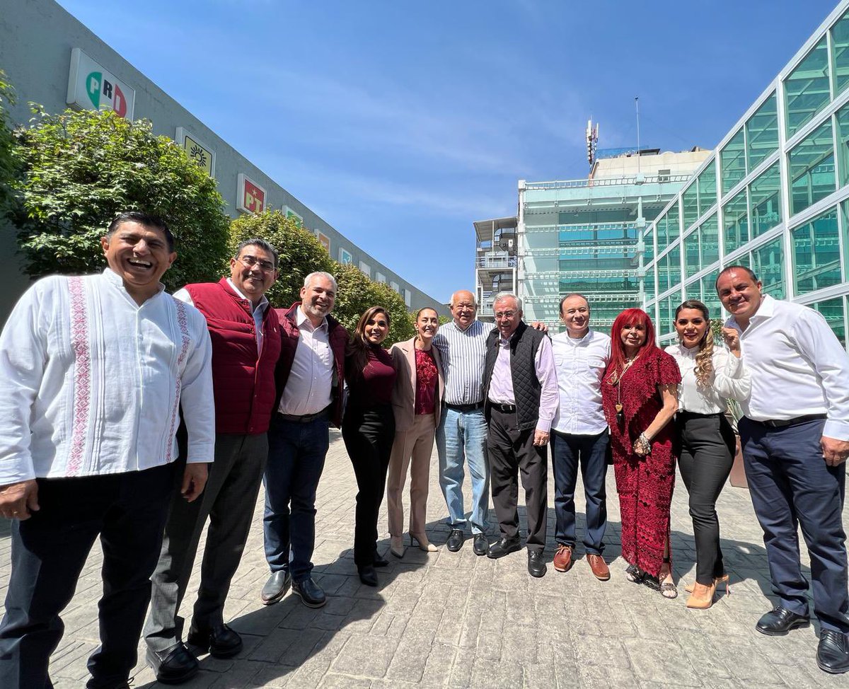 rochamoya_'s tweet photo. Mi querida @delfinagomeza, es un gusto para mí acompañarte en tu registro como candidata a la gubernatura del #EdoMex. Conozco tu trayectoria y convicción de consolidar la transformación en México y sé que trabajarás incansablemente por el bienestar de las y los mexiquenses. https://t.co/HFJAddqJCC