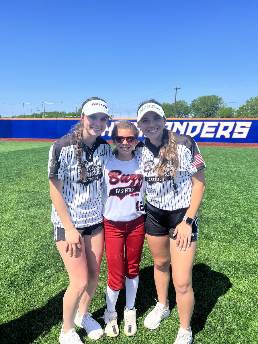 LondonMinnix's tweet image. Helping this little girl get closer to her dream to play at the highest level made my day! Buzz Gold Camp 2023 sure was fun!! #slappers #outfield @BuzzCentex @natallieegracee