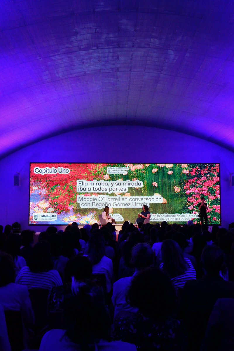 CasaLector's tweet photo. “Ella miraba, y su mirada iba a todas partes”
Maggie O’Farrel en conversación con Begoña Gómez Urzaiz
#capitulouno #Festivalito @mataderomadrid https://t.co/P112ltSUXc