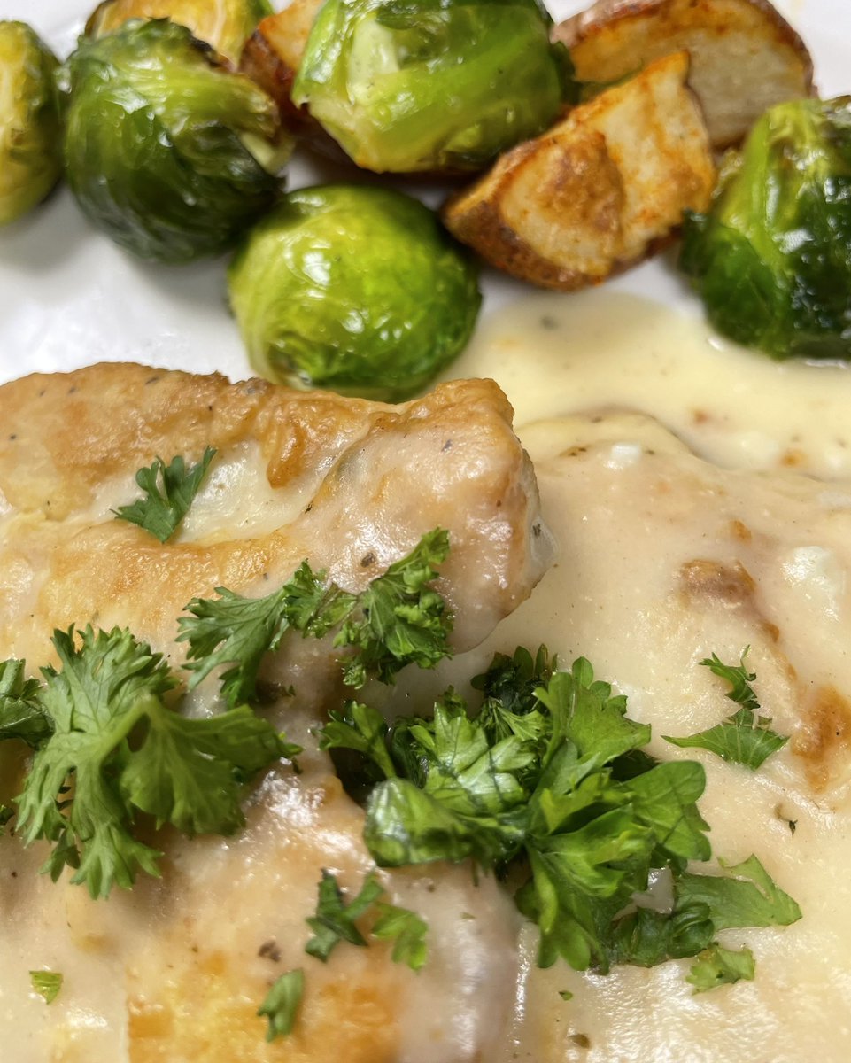 5starcafeFHS's tweet image. Chef Hill was quite the food photographer this week! Is it Wednesday yet? #cte #frhsd #culinary #bakeshop #foodie #culinaryschool #goboro