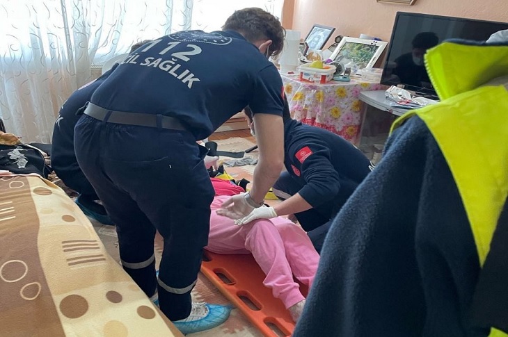 yasadikca_com's tweet photo. #Sakarya Büyükşehir Belediyesi #YaşlıDestekMerkezi ekipleri, rutin ziyaret sırasında kapıyı açmadığı ve verdiği sesler üzerine fenalaştığı fark edilen Bedriye Teyze için kapıyı kırıp müdahale etti.
#YADEM #YaşlıKadın #YaşlılarHaftası
https://t.co/eeGuiXjsN8 https://t.co/oaoLOVKhm8