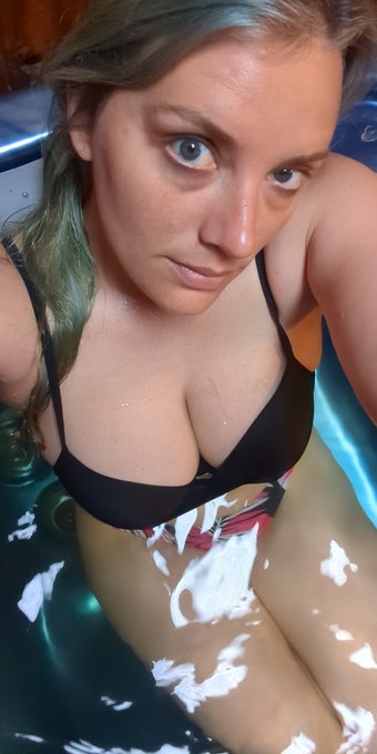 Hot tub stream on strip yall https://t.co/Ya8PuMgDTy<a href="/tag/badphotobomb"class="tags"><span>#badphotobomb</span></a>