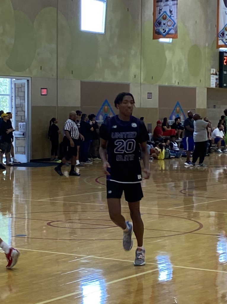 AlamoCityHoops1's tweet photo. Day 3 #TheLaunch🚀
6’8, long athletic, has been an impact player defensively with several rejections &amp; cleaning the glass @DavaughnHueitt (2025).

Last possession got a gimme down low. @UnitedElite_ National 17U trails @ATXForce 39-36, 2nd half
#AlamoCityHoops https://t.co/TPirkAatbD