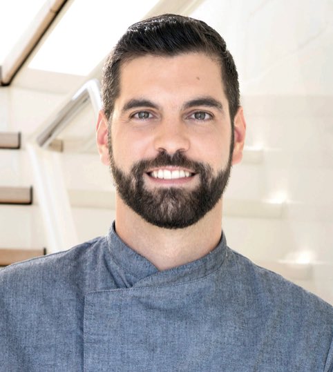 MarilynNMacy's tweet image. Did #HenryCavill go Undercover Chef on #BelowDeck? Is @ChefMattBurns1 actually Superman?