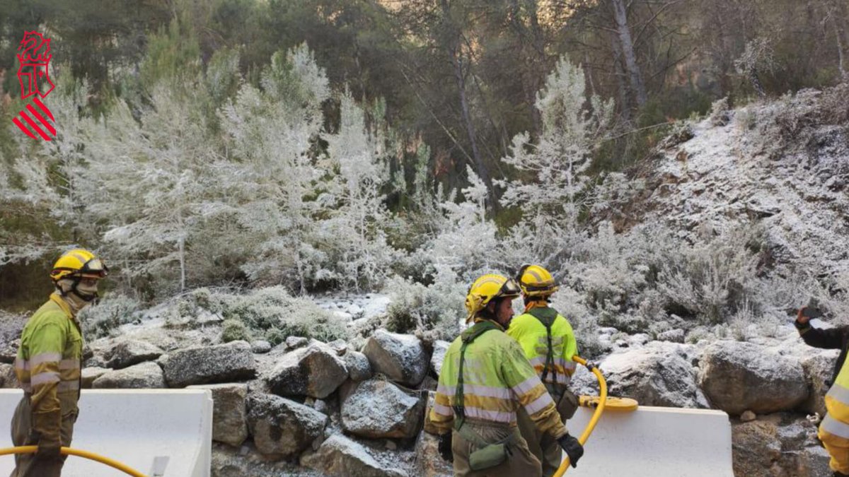 GVAbforestals's tweet photo. 📸 Imágenes de esta tarde defendiendo la carretera CV- 195 entre Montanejos y Montán, afectada por el #IFVillanuevaViver 

#LosdeAmarillos
#BombersForestalsGVA https://t.co/4Q7AP9nKB8