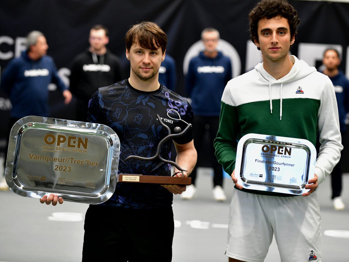 OpenSaintBrieuc's tweet photo. 𝗟𝗔 𝗕𝗔𝗥𝗔𝗞𝗔 𝗕𝗘𝗥𝗔𝗡𝗞𝗜𝗦🏆 Ricardas Berankis (ATP 235🇱🇹)  a pris le meilleur en finale sur Dan ADDED (ATP 283🇫🇷) - 6/3 6/7 7/6 -.
Celui qui a pointé au 50è rang mondial au sommet de sa carrière remporte son 14è titre sur le circuit ATP Challenger Tour.
📸 Ph. Kermoal https://t.co/Tm4sgkFFYo
