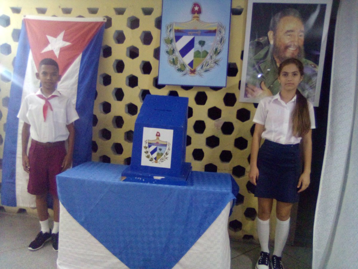 🗳🇨🇺Esta mañana en nuestros colegios tampoco faltan ellos. Los pioneros están desde temprano para custodiar las urnas, allí donde depositamos nuestra boleta. No hay custodia más pura para el voto, es un ejercicio único en el mundo.
#PorCamagüeyTodo
#YoVotoXTodos