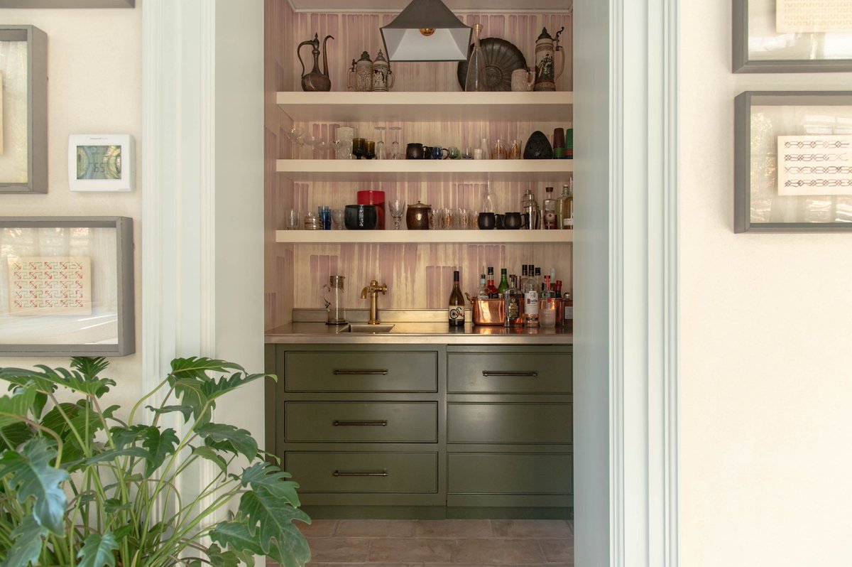 Such a beautiful bar! Love the green on and in these cabinets! #bloomfieldoriginals #cabinet
#architecture #interiordesign
#homebar #bar #greenbar #greencabinet
#customcabinetry #customcabinets
#kitchendesign #custom #custommade #homedesign #livingroom #livingroombar #nashville