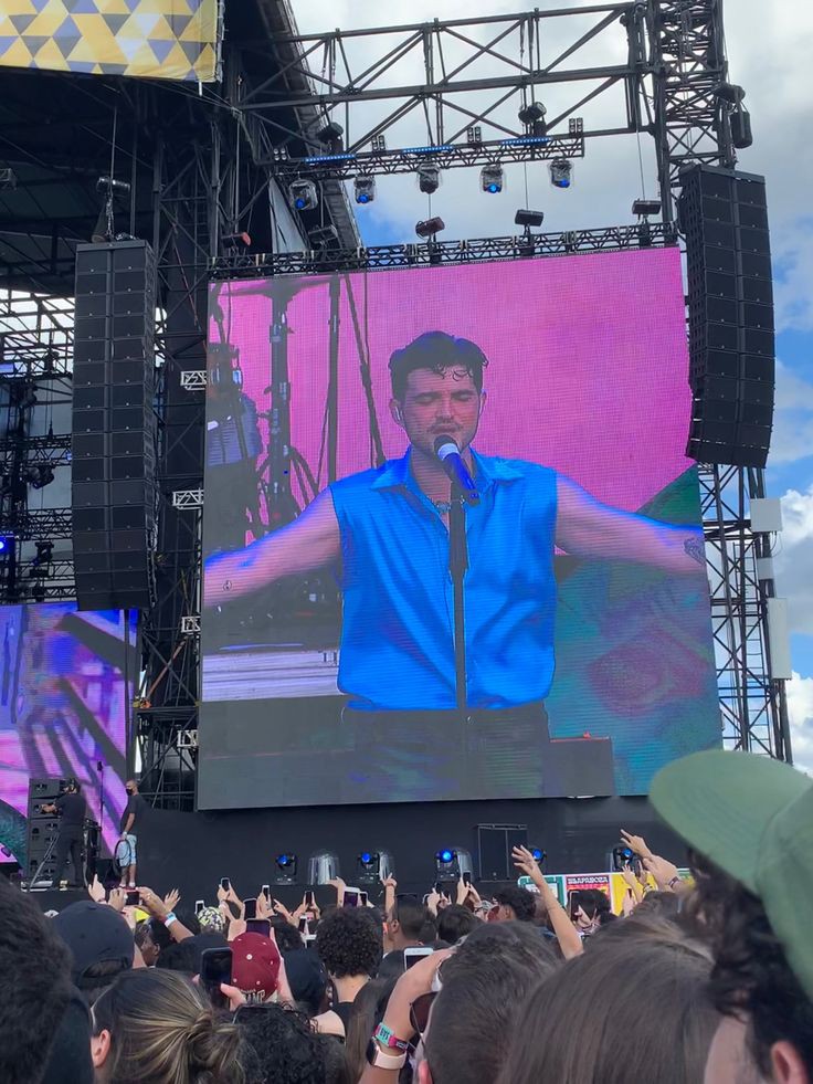 maxndless's tweet image. nesse mesmo dia, o Jão se apresentava no lollapalooza.