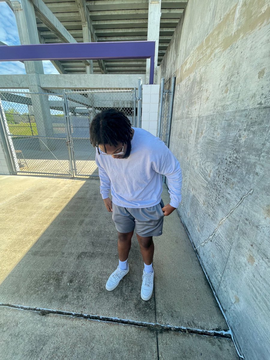 quebeezyy's tweet photo. feeling the pressure , i know they feeling the pressure .🎶🌥️ https://t.co/HYnehvh8GL