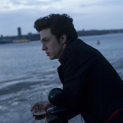 мама джеймса дуже класна і все завжди розуміє, але, ну, вона досі просто мама – стискає руку джеймса і каже про те, що знає, що вони з лілі нікуди не поспішають, але їй просто не хотілось би, щоб їх з татом джеймса невдачі з вагітностями перекинулися на джеймса з лілі у спадщину