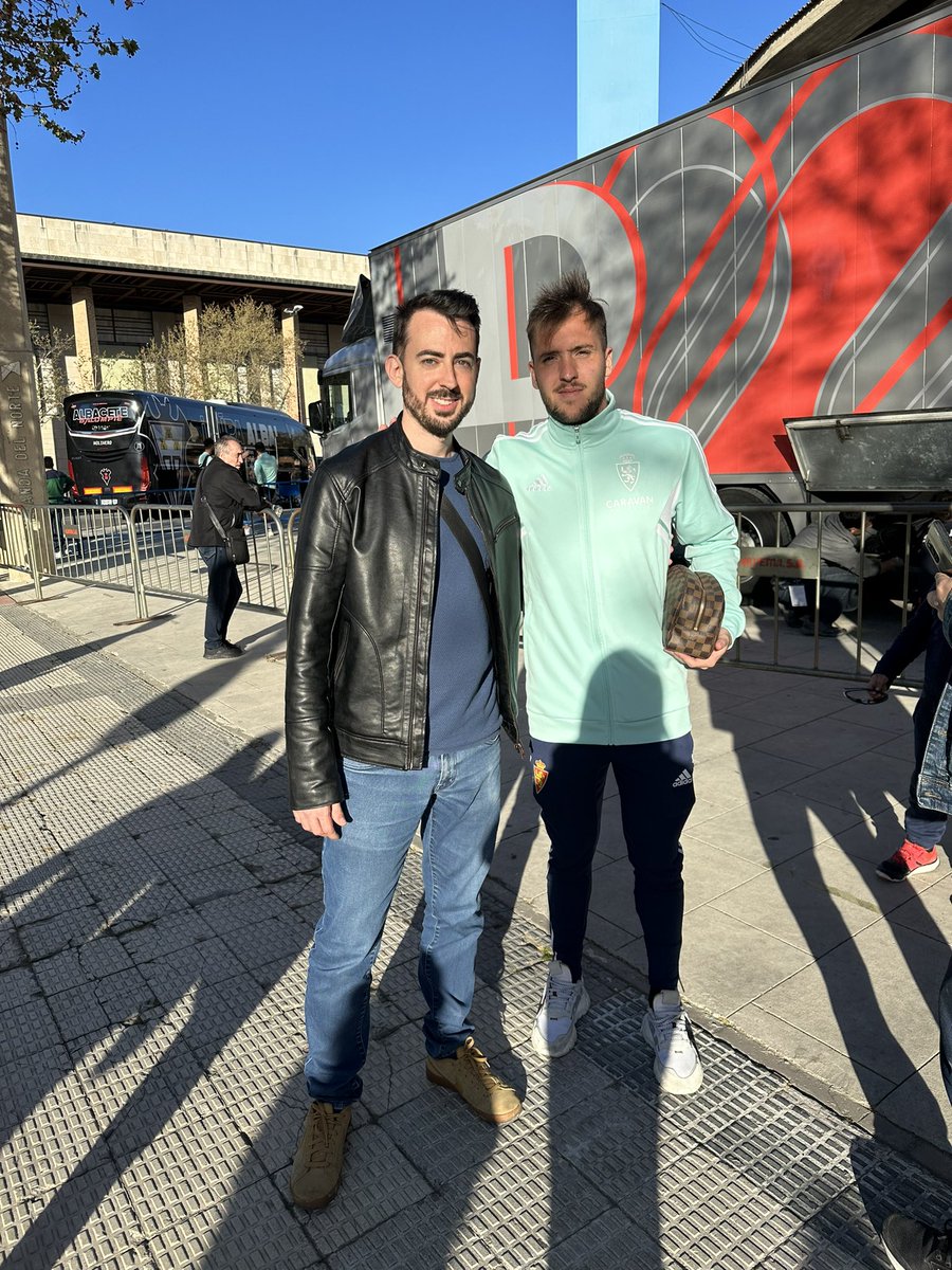 DavidGran86's tweet photo. Ni caso a los pitos @ValentinVada, a seguir mejorando y darlo todo por este escudo!! 💪🏻 #ZaragozaAlbacete https://t.co/sYS8I6ySXr