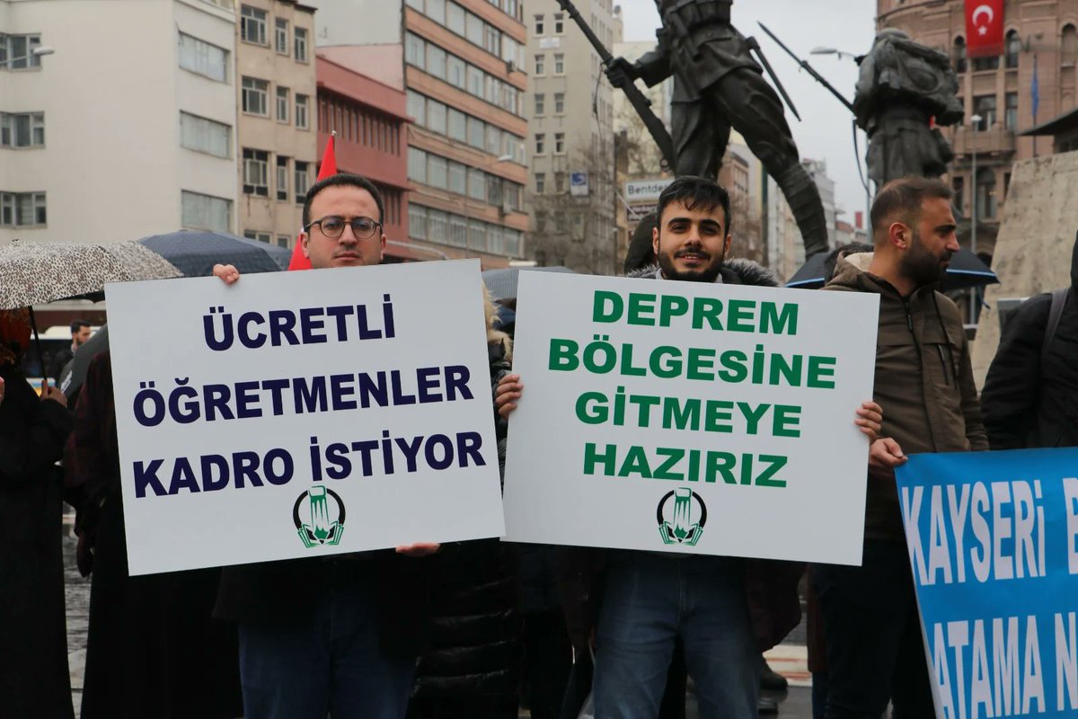 ankegitimkusu's tweet photo. Ücretli Polis? 
Ücretli İmam?
Ücretli Hakim?
Ücretli Hemşire? 
Ücretli ÖĞRETMENLER Dayanışma Derneği üyeleri, özlük hakları, maaş ve kadro talepleri ile ilgili
Ankara Ulus Meydanı'ndaki Atatürk Heykeli önünde bir araya geldi 
#MemleketPartisi
#MuhsinYazıcıoğlu
#GüldürGüldürShow https://t.co/jBAOEbjtLp