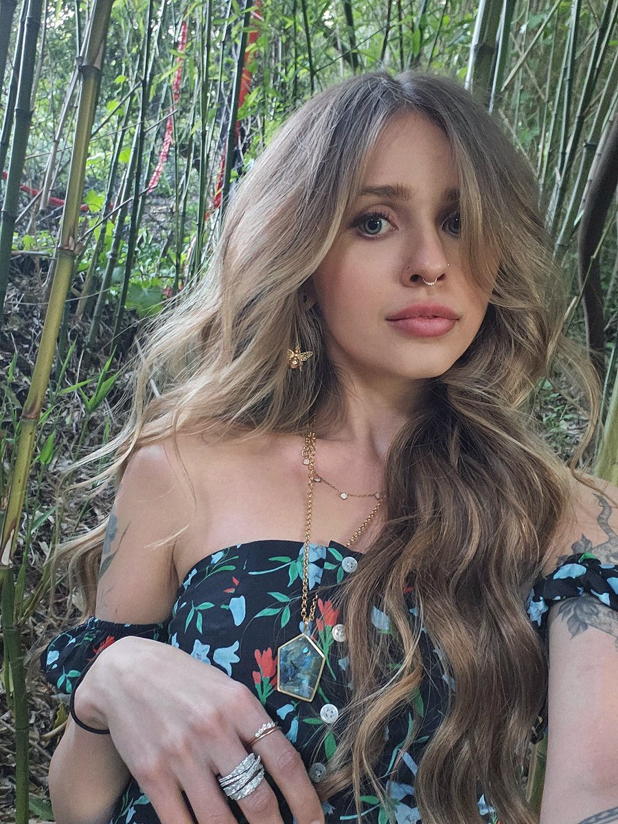 littledoverey's tweet photo. Your last selfie is who you are on the outside and your last meme is who you are the inside:

V accurate. 💐🩷 I just want to love often, be kind and spread joy &amp; happiness to this world 🌎 https://t.co/endtz9b2tF