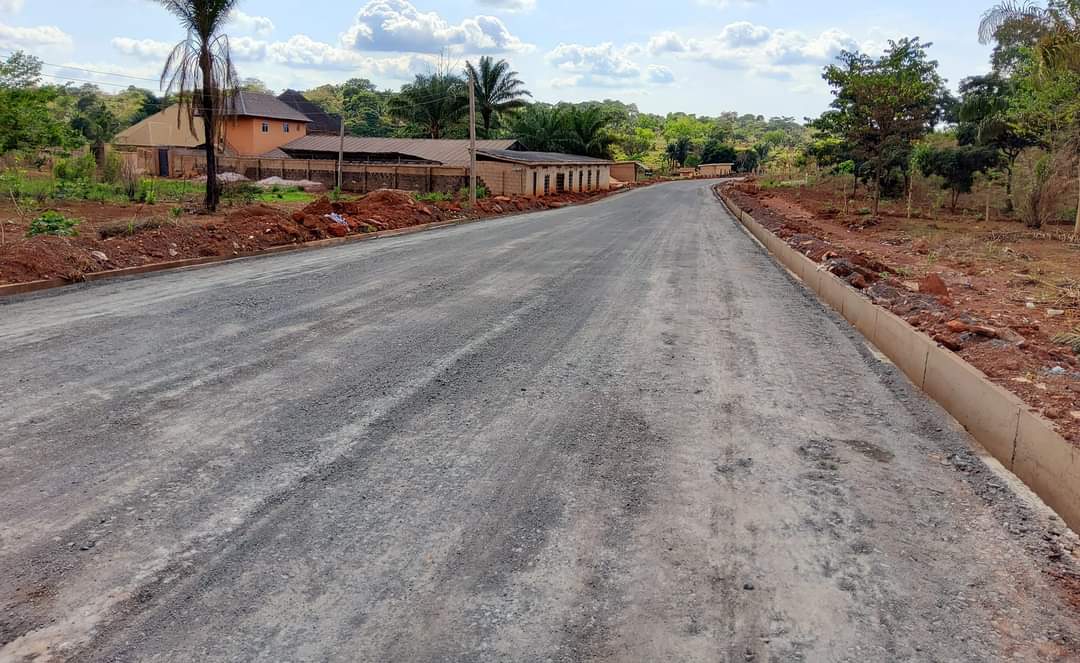 GovUgwuanyiNews's tweet photo. Gov. #Ugwuanyi Continues His Good Work!

The Ozzi Edem-Akpa Edem road in #Nsukka Local Government Area of #Enugu State being constructed by #Governor Ifeanyi #Ugwuanyi’s administration, in spite of the state’s lean resources and nation’s economic challenges, is currently at... https://t.co/VpdmXIAVS7