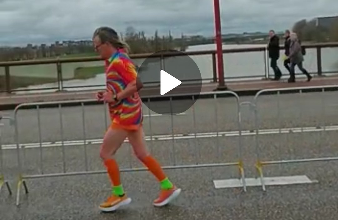 JlpvanRhee's tweet image. Kreeg vele #positieve #reacties vanuit het #publiek.....#kleuren brengen #vreugde,,,,er zullen vast #professionele #foto's volgen.#venloop @loopmaatjes @Lopen_is_leuk