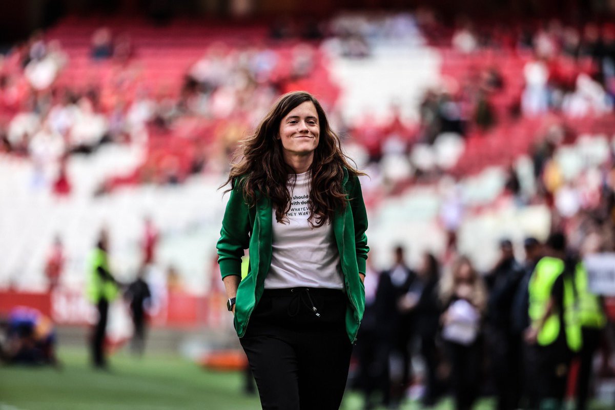 SportingCP's tweet photo. 𝙇𝙀𝙊𝘼𝙎 𝙑𝙀𝙉𝘾𝙀𝙈 𝙉𝘼 𝙇𝙐𝙕 ✅

O #FutFemSCP venceu o SL Benfica por 0-1 na partida que ficou também marcada pelo recorde de público num jogo de futebol feminino em Portugal. 👏 https://t.co/VkpgfV4v34