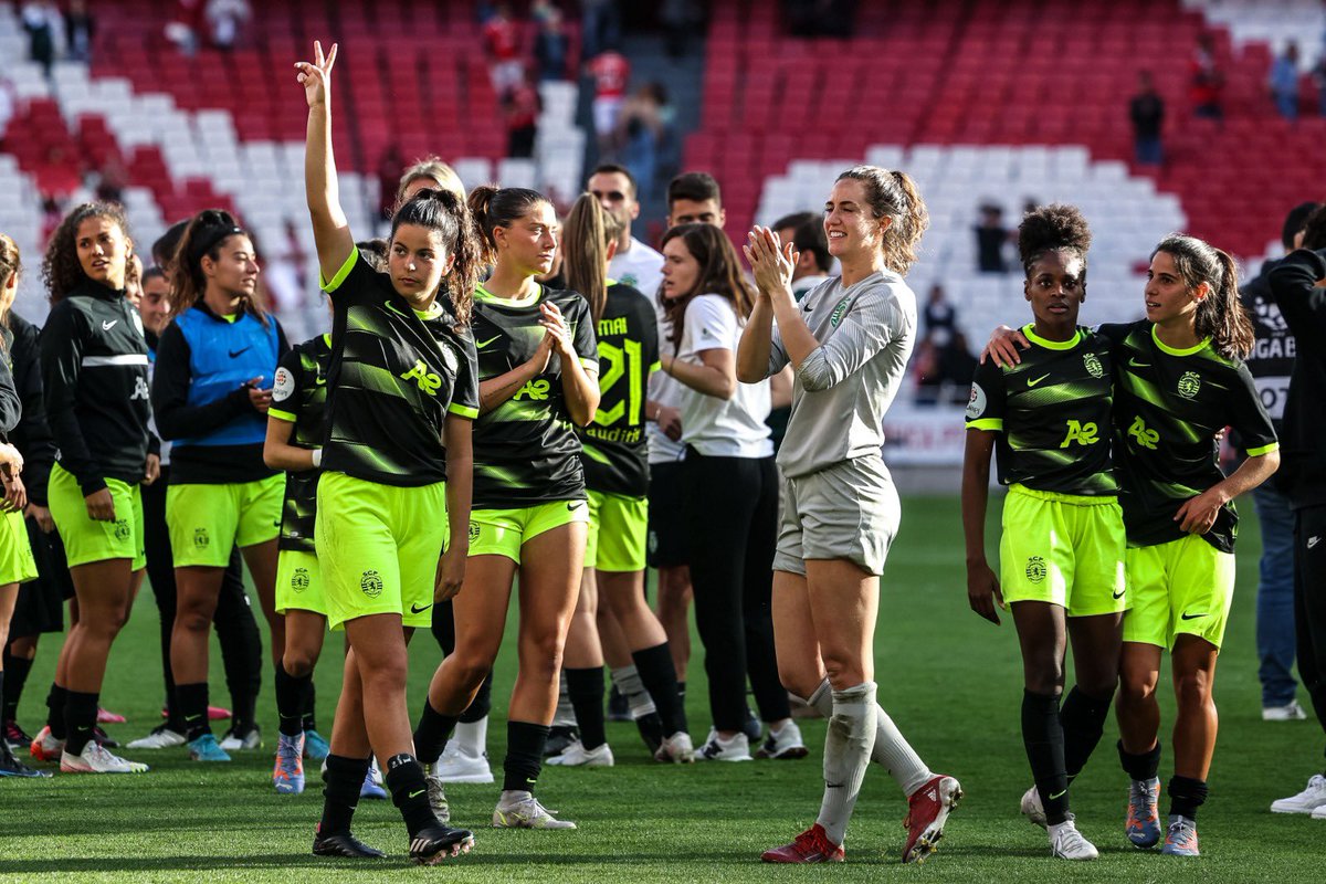 SportingCP's tweet photo. 𝙇𝙀𝙊𝘼𝙎 𝙑𝙀𝙉𝘾𝙀𝙈 𝙉𝘼 𝙇𝙐𝙕 ✅

O #FutFemSCP venceu o SL Benfica por 0-1 na partida que ficou também marcada pelo recorde de público num jogo de futebol feminino em Portugal. 👏 https://t.co/VkpgfV4v34