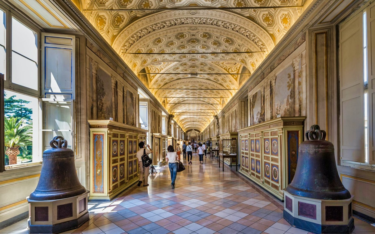 Bibliofora's tweet image. 🇻🇦 Biblioteca Apostólica Vaticana

Fundada en 1448 por el papa Nicolás V, la @vaticanlibrary es una de las #Bibliotecas más antiguas del mundo. Resguarda cerca de 1.6 millones de #libros, entre ellos el valioso #CodexVaticanus. 
Está abierta sólo para investigadores y docentes.