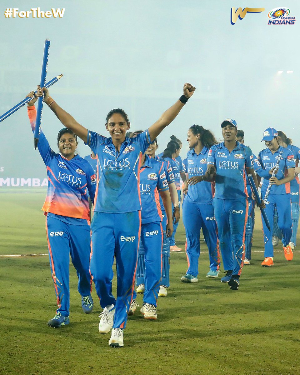 mipaltan's tweet photo. Mumbai ki ladki trophy leke #AaliRe 🏆🔥

@ImHarmanpreet | #OneFamily #MumbaiIndians #WPL2023 #DCvMI #WPLFinal #ForTheW https://t.co/XCZzZ4Trt5