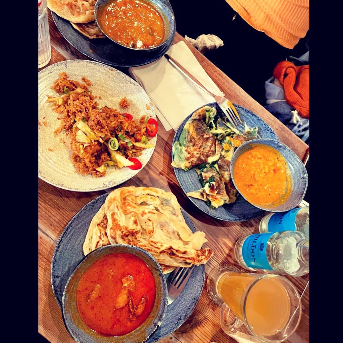 Damian_Dowling's tweet photo. Our world food tour continues @Anna_Dowl - HELLO delicious MALAYSIA (#RotiKing)! 🇲🇾 Amazing to catch up - can’t wait for our family time this week 🙌 https://t.co/81ZoPBYFIF