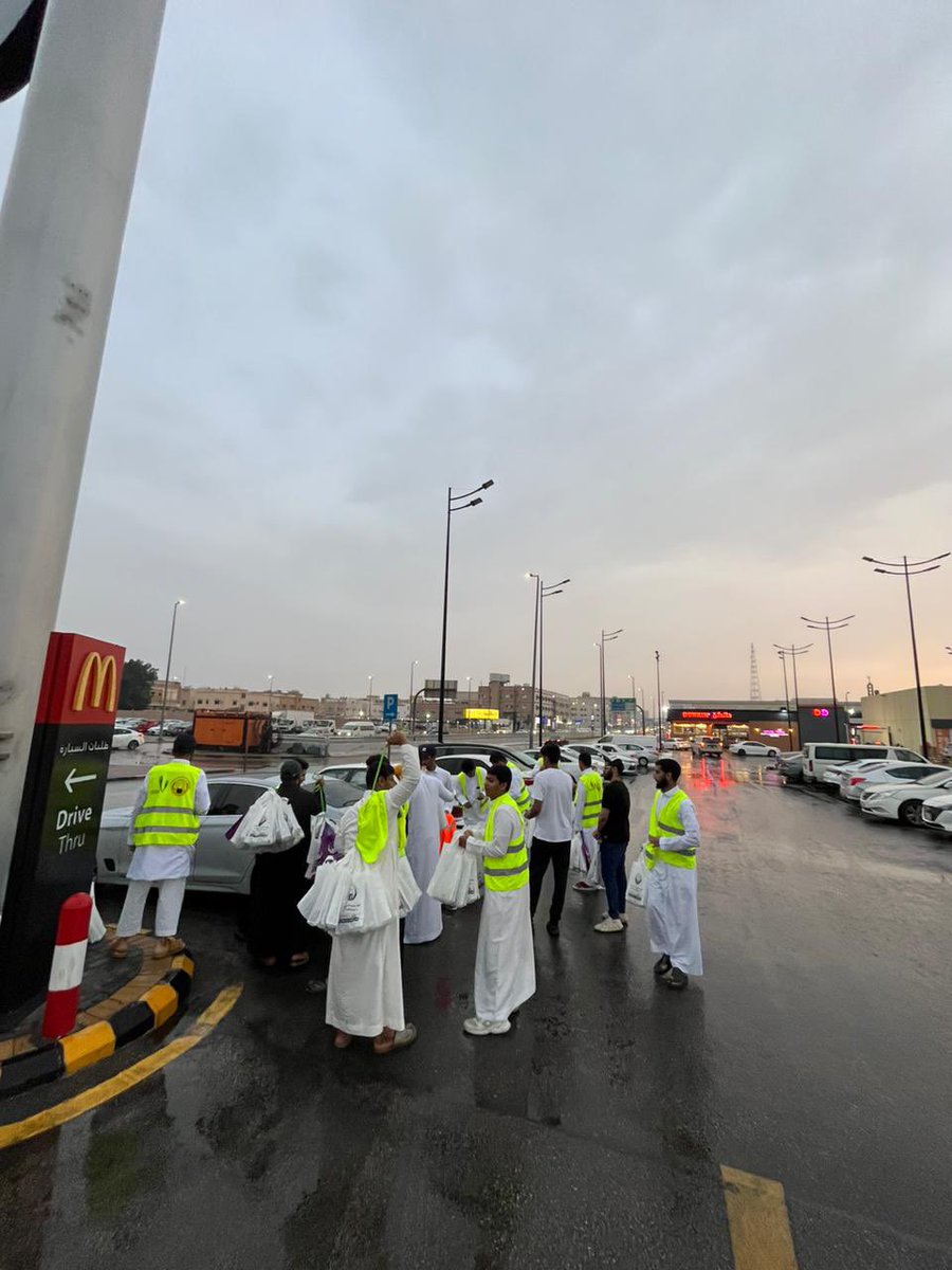 iccdmm's tweet photo. أكثر من 2600 وجبة #إفطار توزع على المارة خلال الثلاثة الأيام الأولى من #شهر_رمضان المبارك وبمشاركة 35 متطوعاً من فريق سواعد التطوعي التابع لجمعية الدعوة والإرشاد وتوعية الجاليات بالدمام 
شكرا للداعمين شكرا شبابنا. https://t.co/JyT2kJLPmN