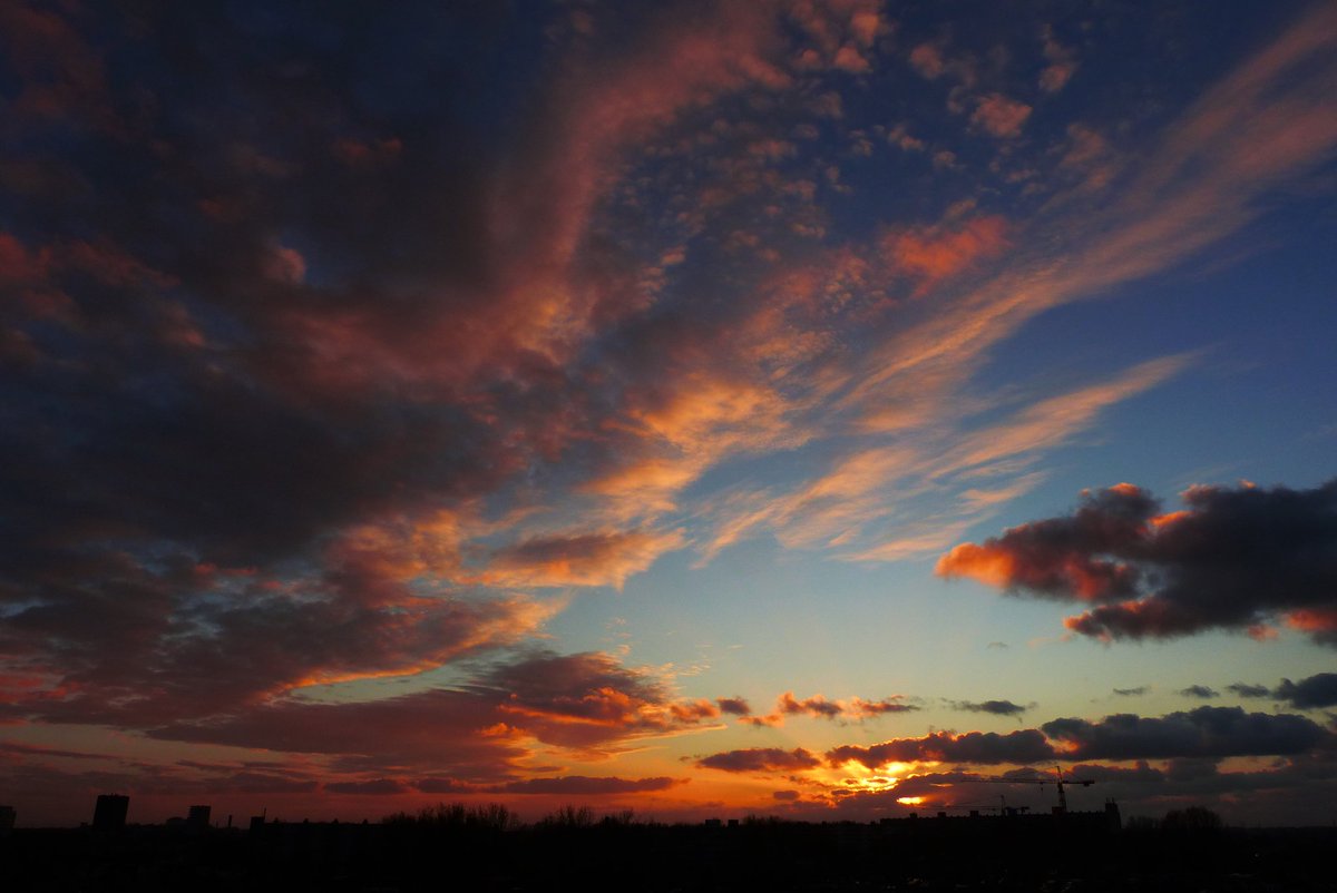 #Wauw #Zonsondergang  #Groningen #26Mrt2023 @Helgavanleur <a href="/WNLVandaag/">WNL Vandaag</a> <a href="/BuienRadarNL/">Buienradar</a> <a href="/RTLnieuws/">RTL Nieuws</a>  @Rtvnoord