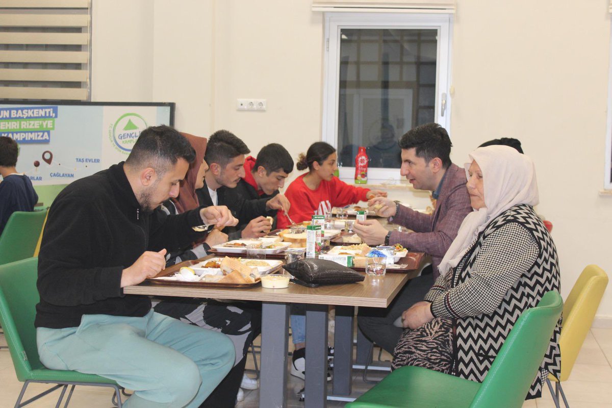 Findiklikymkmlk's tweet photo. Kaymakamımız Sn.Eyup GÜRDAL Gençlik Kampında misafir edilen depremzede vatandaşlarımız ile iftar yemeğinde bir araya geldi.

Düzenlenen iftar yemeğinde depremzedelerimiz ile birlikte orucunu açan Sn.Gürdal,depremzede sohbet ederek vatandaşlarımızın sorun ve taleplerini dinledi. https://t.co/l07mMH8M65