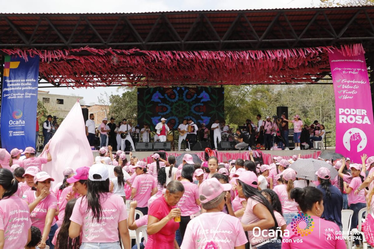 alcaldiaocana's tweet photo. #PoderRosa 
En esta gran fiesta nos acompaña el cantante del género vallenato @yaderkvrass, que pone a bailar y disfrutar a todas las asistentes. Seguimos celebrando y exaltando la labor de nuestras mujeres. https://t.co/LXUXdMpr5j
