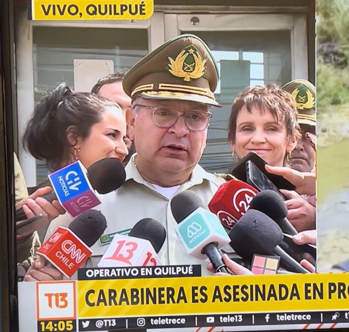 Chiiileeeee's tweet photo. Comunistas miserables están haciendo mierda el país dejando morir a Carabineros.
Toha, algún día se te borrará la sonrisa de tu cara marxista, corrupta y mentirosa de mierda. 
#YoApoyoACarabinerosDeChile 
#AcuartelamientoDeCarabineros 
General Director  #Sismo Carter https://t.co/DyPknuI1cS