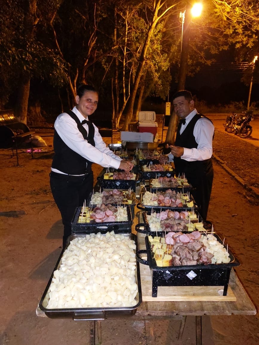 Cmeza_84's tweet photo. Realizamos el servicio de parrillero donde los padres de la quinceañera nos consultaron si podíamos cocinarles para el evento de su amada hija, lo cuál accedimos pasando nuestro presupuesto, ellos aceptaron y quedaron más que satisfechos 🔥🥩

#Escribinos
✍️🏻📲🔥🔥🔥🥩🥩🦎🇱🇺 https://t.co/RK2vGzHy8g