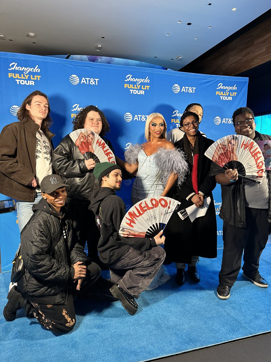 JasmineKing312's tweet image. @itsSHANGELA brought her fully lit tour to the @ATTMichiganAve flagship store last night and it was incredibly flawless! We all had so much fun and we were FULLY LIT! I love working for a supportive  and inclusive company @ATT  #attexp #lifeatatt #makingwaves #attemployee #att