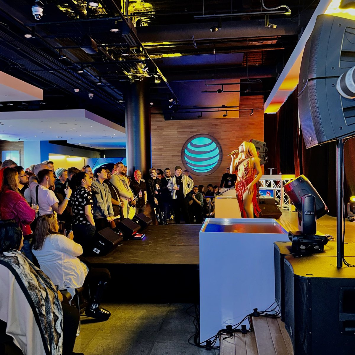 JasmineKing312's tweet image. @itsSHANGELA brought her fully lit tour to the @ATTMichiganAve flagship store last night and it was incredibly flawless! We all had so much fun and we were FULLY LIT! I love working for a supportive  and inclusive company @ATT  #attexp #lifeatatt #makingwaves #attemployee #att