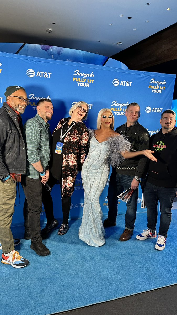 JasmineKing312's tweet image. @itsSHANGELA brought her fully lit tour to the @ATTMichiganAve flagship store last night and it was incredibly flawless! We all had so much fun and we were FULLY LIT! I love working for a supportive  and inclusive company @ATT  #attexp #lifeatatt #makingwaves #attemployee #att