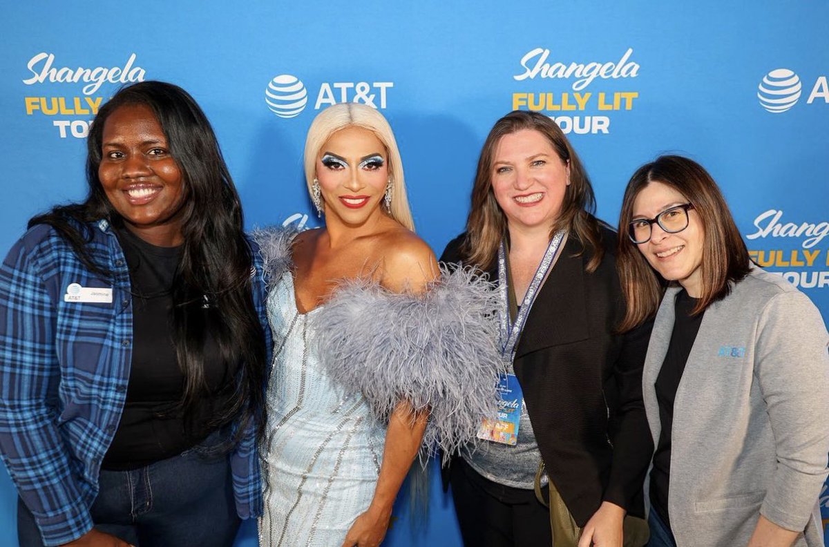 JasmineKing312's tweet image. @itsSHANGELA brought her fully lit tour to the @ATTMichiganAve flagship store last night and it was incredibly flawless! We all had so much fun and we were FULLY LIT! I love working for a supportive  and inclusive company @ATT  #attexp #lifeatatt #makingwaves #attemployee #att