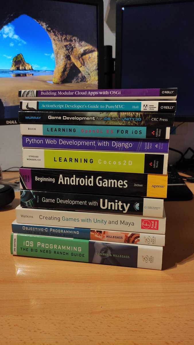 david_erosa's tweet photo. Estos pobres libros llevan demasiado tiempo dando vueltas por mi despacho y creo que ya es hora de que encuentren otro hogar. Están desfasadísimos y dudo que le sean de utilidad a nadie, pero me niego a tirarlos. Si alguien los quiere gratis (zona Nervión en Sevilla), DM https://t.co/SYxaDy3uo1