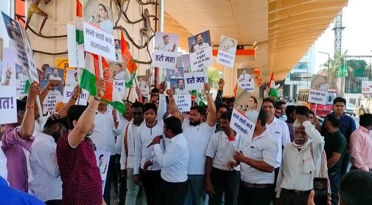 bodeajinkya's tweet photo. काँग्रेस पक्षाचे सन्माननीय नेते मा.श्री.राहुलजी गांधी यांना मोदी सरकारने हुकूमशाही पद्धतीने सुरत कोर्टा मार्फत दोन वर्षाची सजा सुनावली एवढेच नव्हे तर मा.श्री.राहुलजी गांधी यांचे  खासदार पद सुध्दा सूडबुद्धीने रद्द केले असून मोदी सरकारच्या निषेधार्थ आंदोलन करन्यात आले@srinivasiyc https://t.co/oJ4Ob5fQlJ