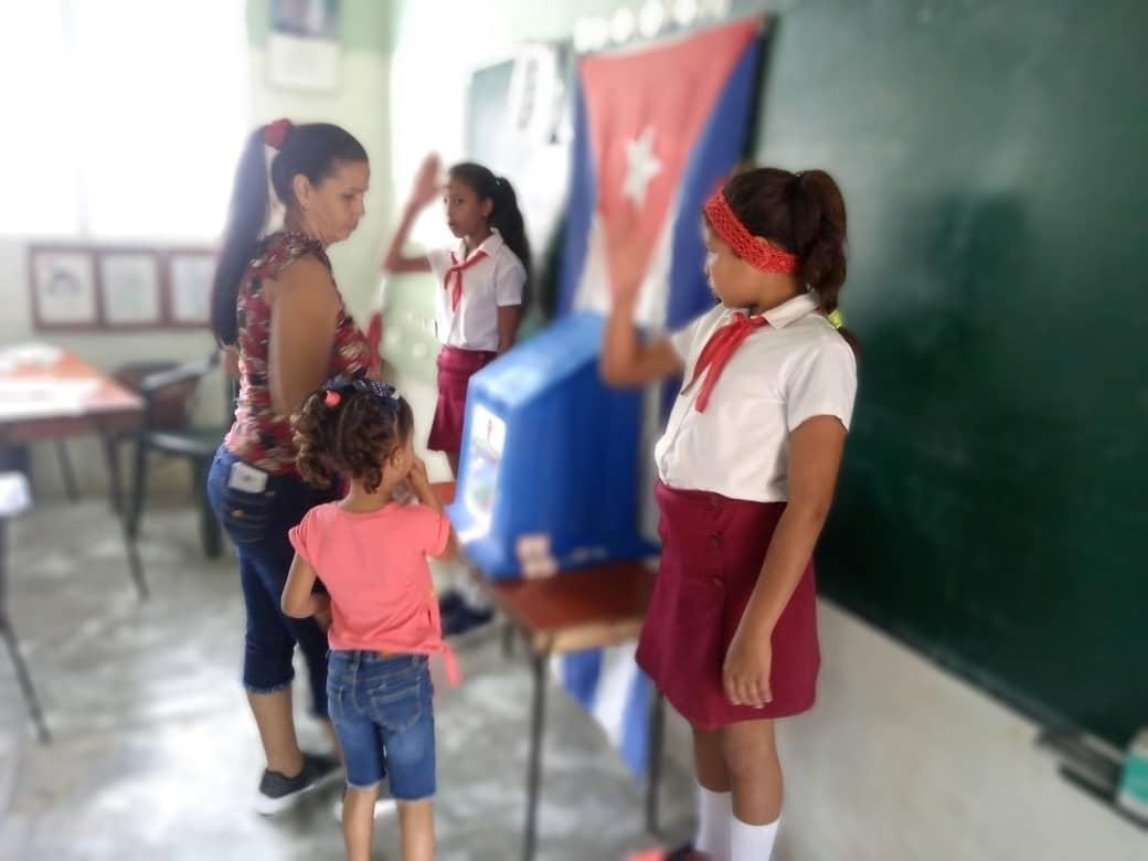 #MejoresEsPosible, porque todos tenemos derecho a votar y nuestros pioneros a custodiar las urnas, así respaldamos a nuestra #Patria. #YoVotéXTodos  porque es votar por el bien del país y de la #Revolución. #MiVotoCuenta #YoVotoXTodos #PrivinciaGranma #EducaciónGranma #CubaMined