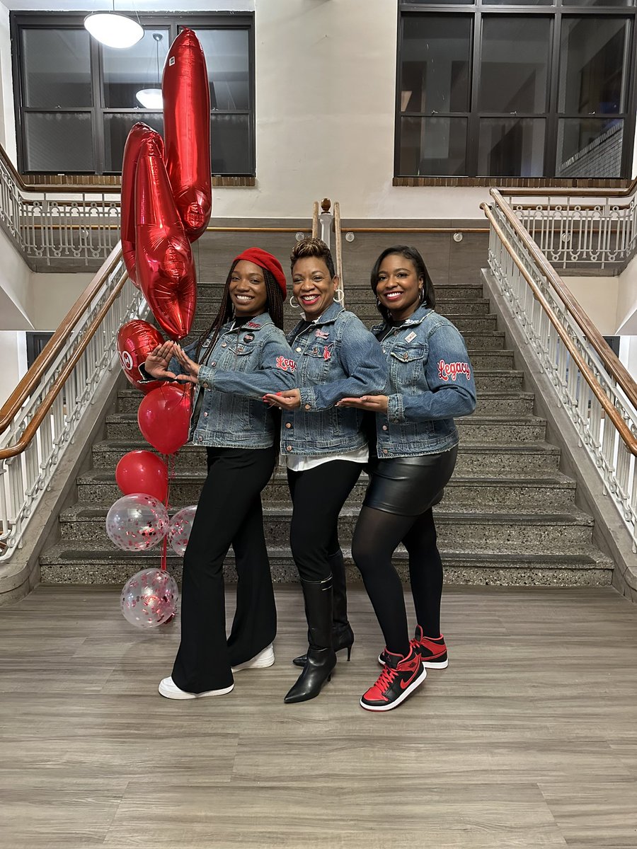 jazzy_imani's tweet photo. I really flew across an ocean to spend only 40 hrs home and this moment was 2,000% worth it. Because MY SISTER IS MY SOROR ππΊπΊπΊ #LegacyFulfilled #LegacyComplete https://t.co/DfiWIB8Dcg