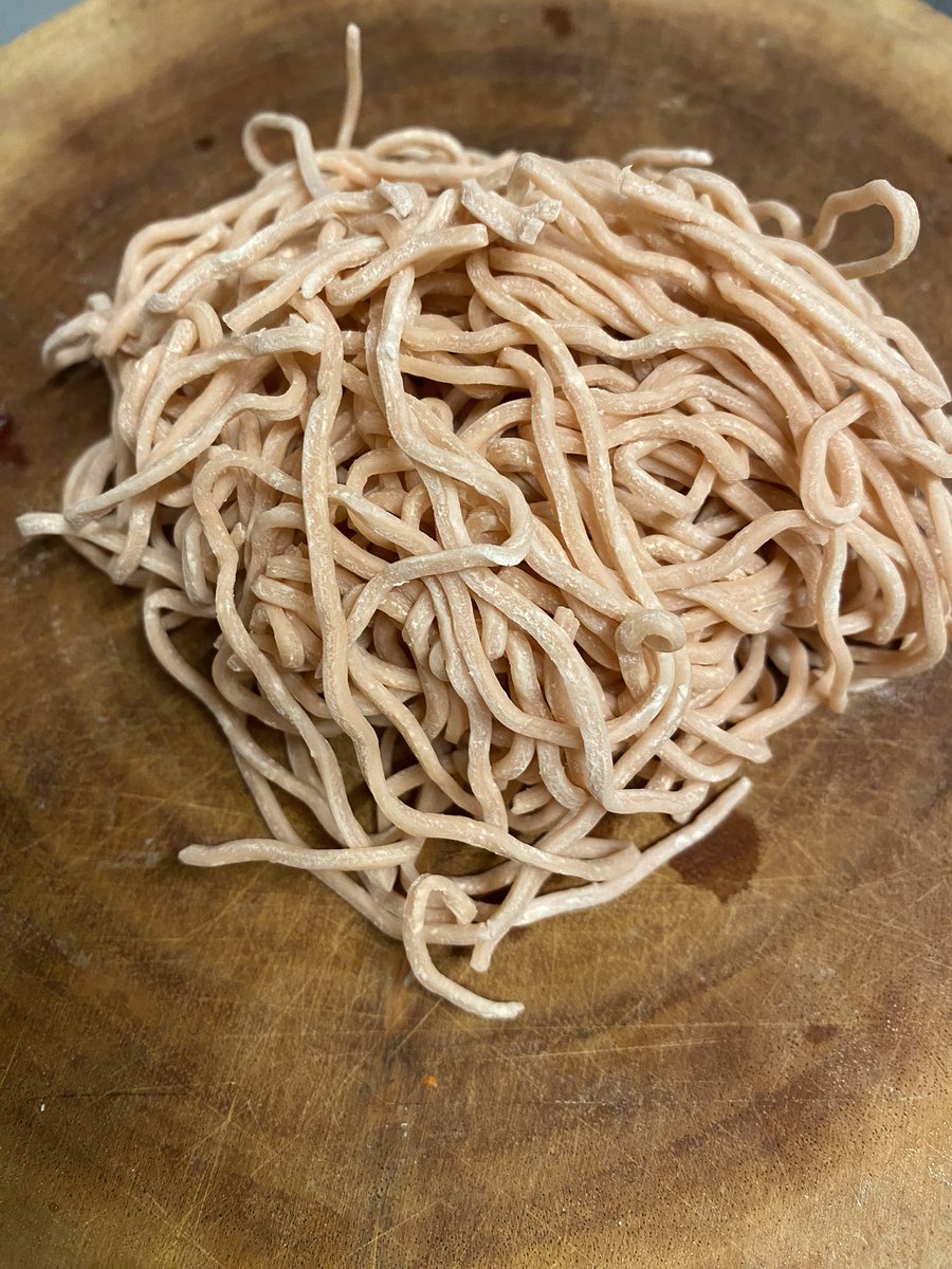 futabaseimen's tweet photo. 蟹を練り込んだ麺。

色が伝わりづらいですけどとても綺麗な色です。

 #蟹ラーメン #蟹 #双葉製麺所 https://t.co/I2LYWm2ddp