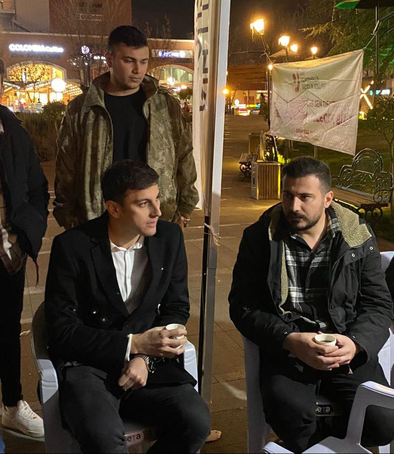 chpgenclik_gm's tweet photo. Genel Başkanımız Gençosman Killik, Ankara Yenimahalle’de gençlik kollarımızın iftar sonrası kurduğu çay standını ziyaret ederek gençlerle bir araya geldi. https://t.co/ENenB7bi4r