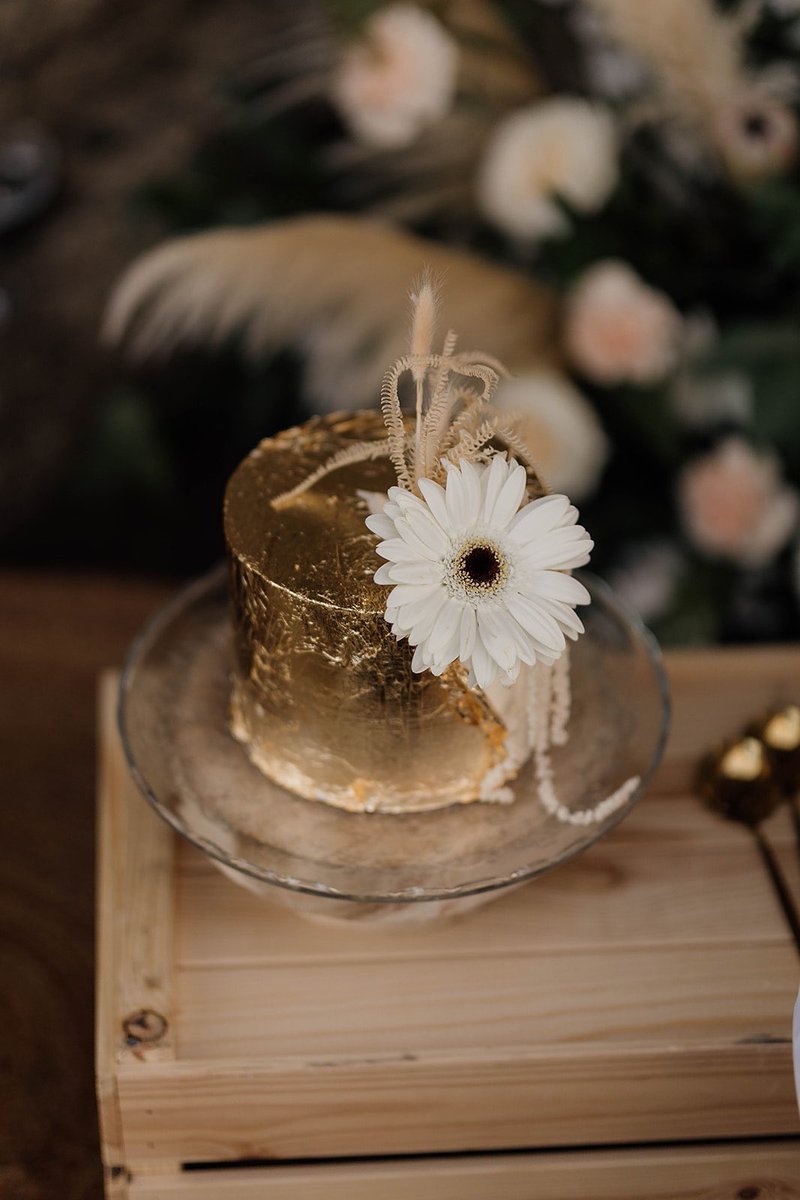 Loved this little #goldleaf #weddingcake for our recent #elopement 
Sweet, delicious and perfectly mini 

licandroweddings.com 

#weddingplanner #licandroweddings #cake #weddingcake #tenerife
