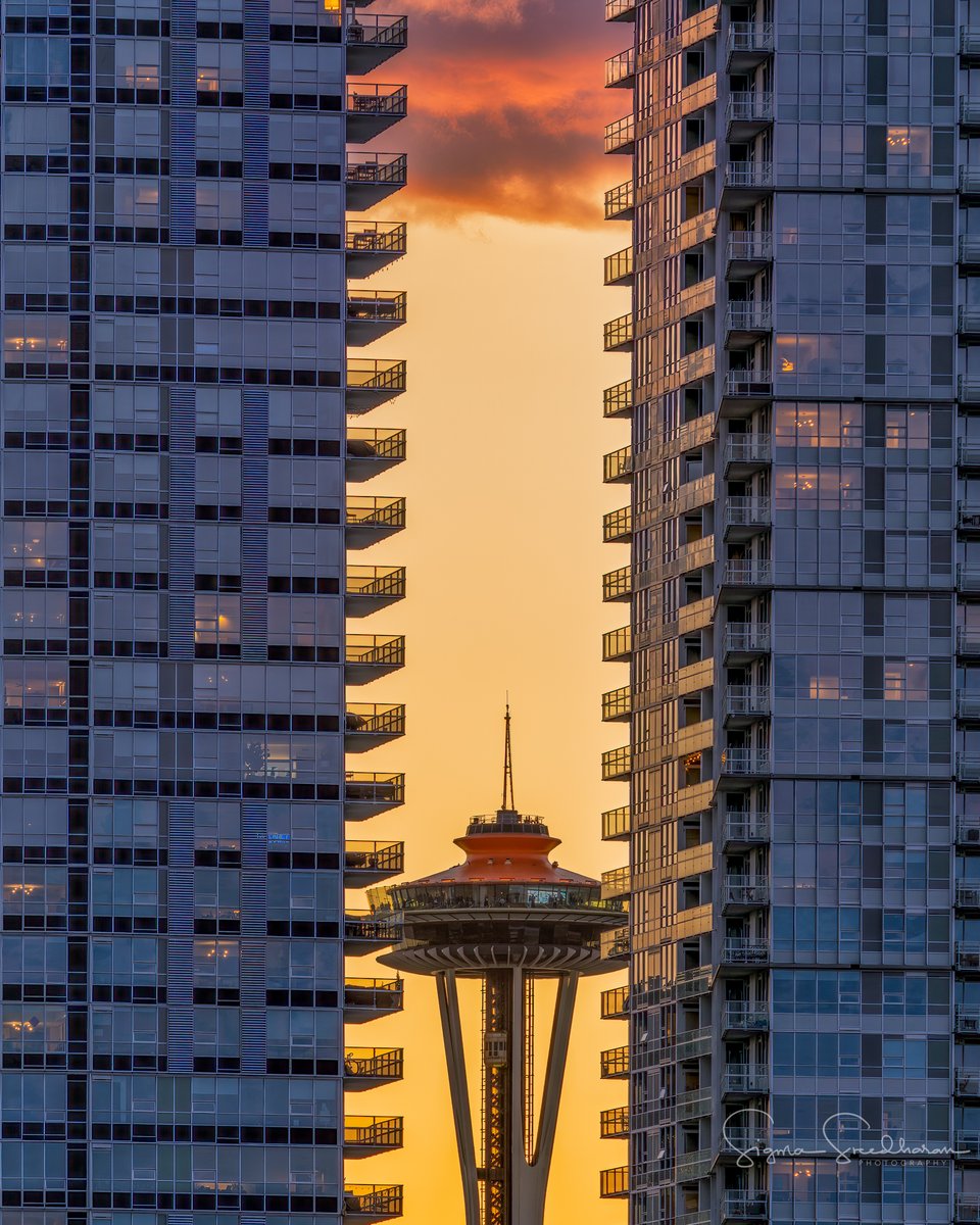 Peek-A-Boo, I see you!!! A #Seattle #Sunset from a few days ago.
