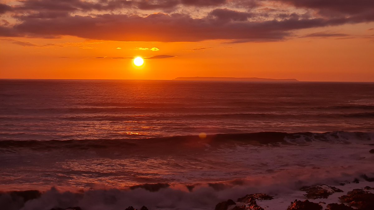 My sunsets here usually consist of a bank of cloud on the horizon.
Not tonight!  
#Devon #sunset #lundyisland