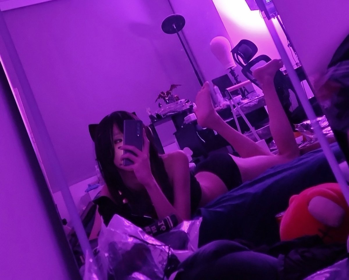运营这个账号这么长时间，给我的经济层面还是有不少的压力。而且就到目前为止还没有任何正方向的收益。所以我有在想开个onlyfans或者爱发电，也方便我把之前没有在推上发完的图上传在那里。也算是给我继续运营下去的动力和机会罢。就希望各位有钱的捧个钱场，没钱的捧个人场🙏 https://t.co/MTqCYdNZRY