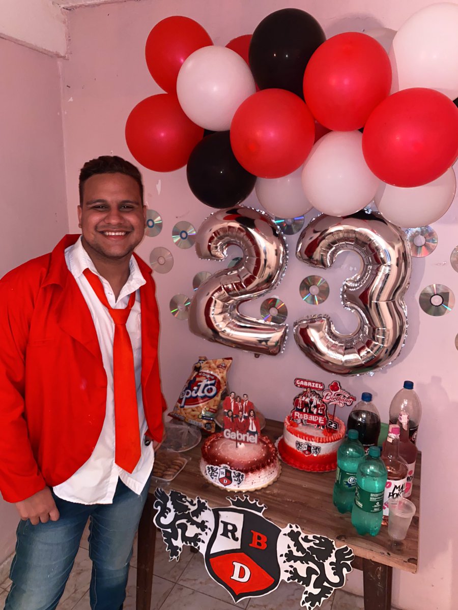SoyGabrielJose's tweet photo. Tuve el mejor cumpleaños de mi vida 🥹❤️
#RBDPARTY ❤️🤍🖤
@RBD_oficial @DiaMundialDeRBD https://t.co/YVEtHnP3l5