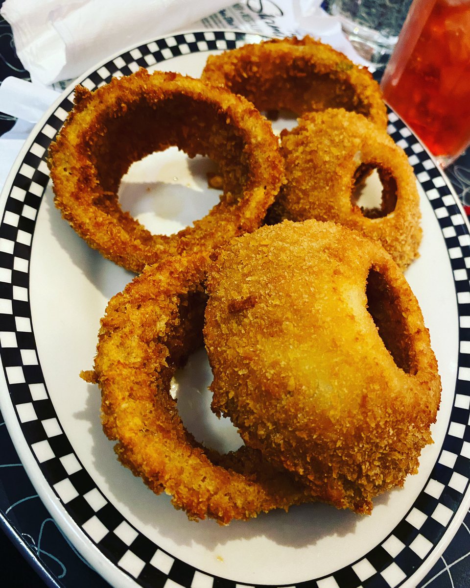 SmearedApron's tweet photo. Muffin tops! Let’s get into these ONION RINGS snacking galore…am here for it 😋! 

#smearedapron #dontcrowdme #fooding #eating #foodie #meals #food #eatme #yum #mmm #delish #issasnack #snacking #plateme #sogood #londoneats #foodblogger #foodporn #allthingsfood  #sundayfunday https://t.co/uTJi5BZ8CV