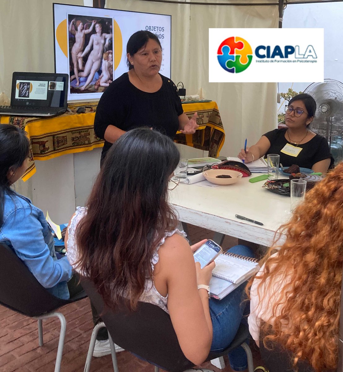 ciapla's tweet photo. "Entre la envidia y la admiración hay un puente que separa ambas orillas: en un lado se cuida, mientras que en la otra se destruye". 
#PsicologosCiapla #Psicoterapia #ChatGPTLive https://t.co/WWs4jhHnJo