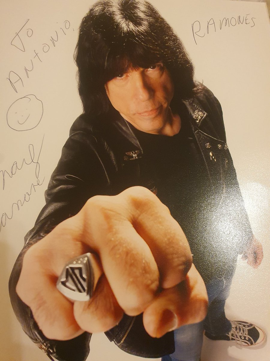 Mara08869431's tweet photo. E poi ti capita di incontrare nell'albergo dove lavori...la storia del punk rock...🥢❤️ https://t.co/FIxMjcVxXY
